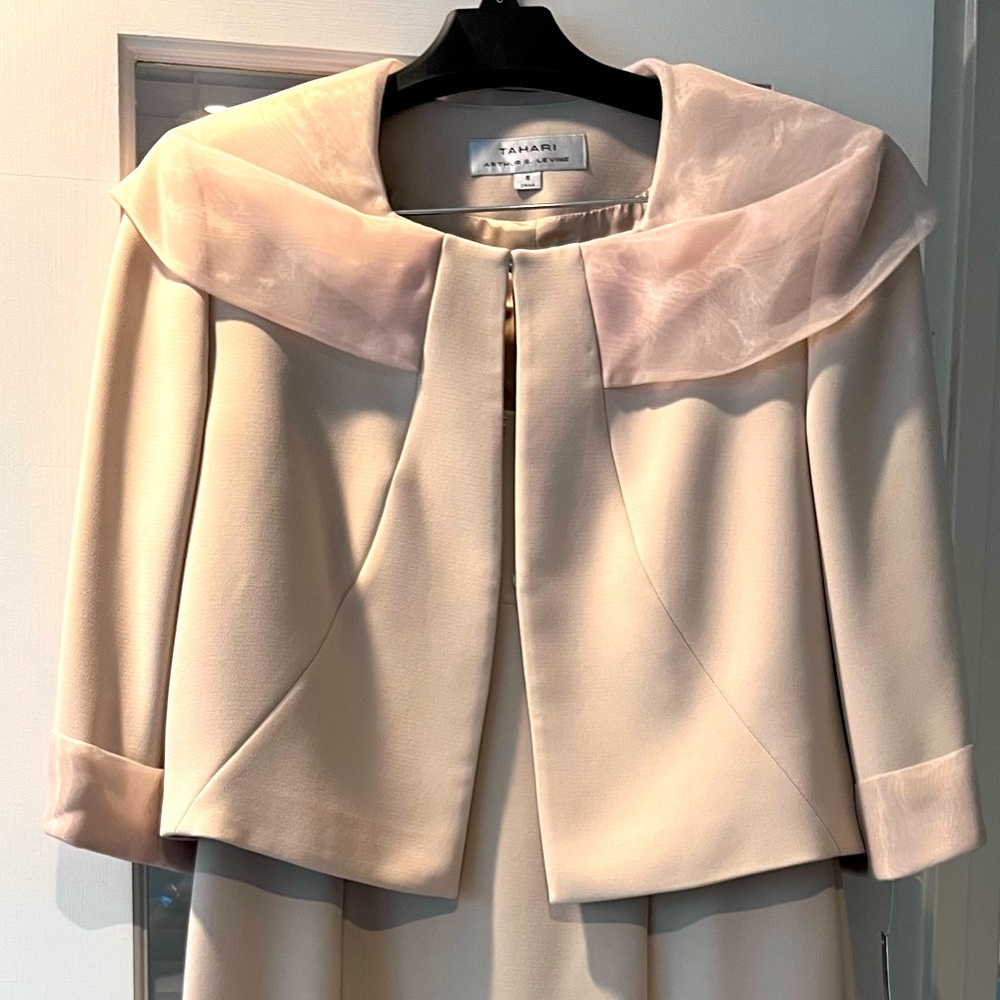 Stylish sleeveless dress with matching jacket, chiffon detail